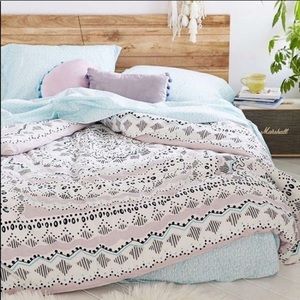 Urban outfitters twin xl dorm set